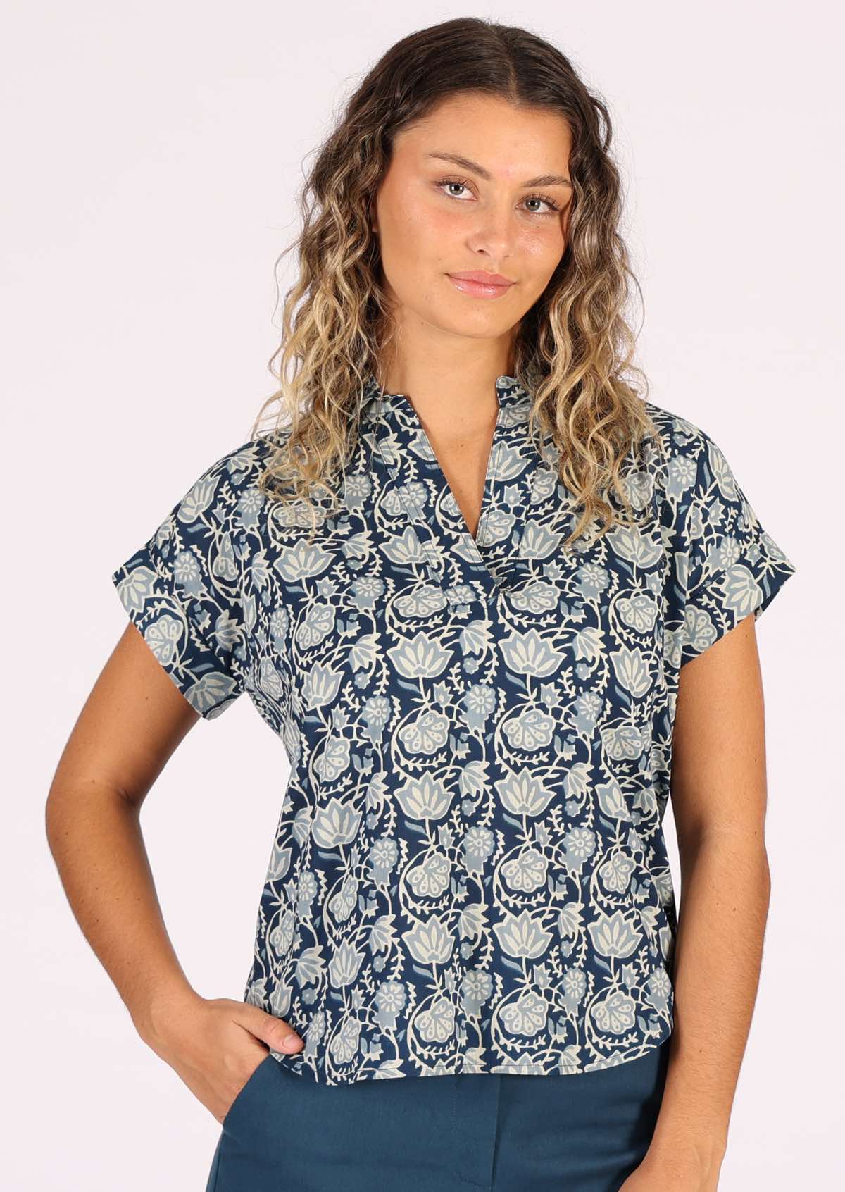Relaxed fit cotton top with collar