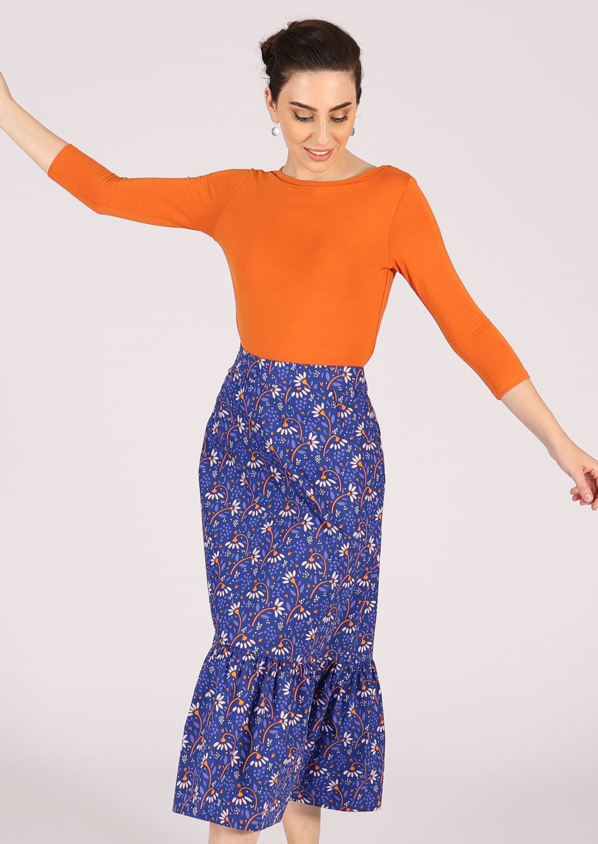 Retro cotton skirt with daisy print on blue base