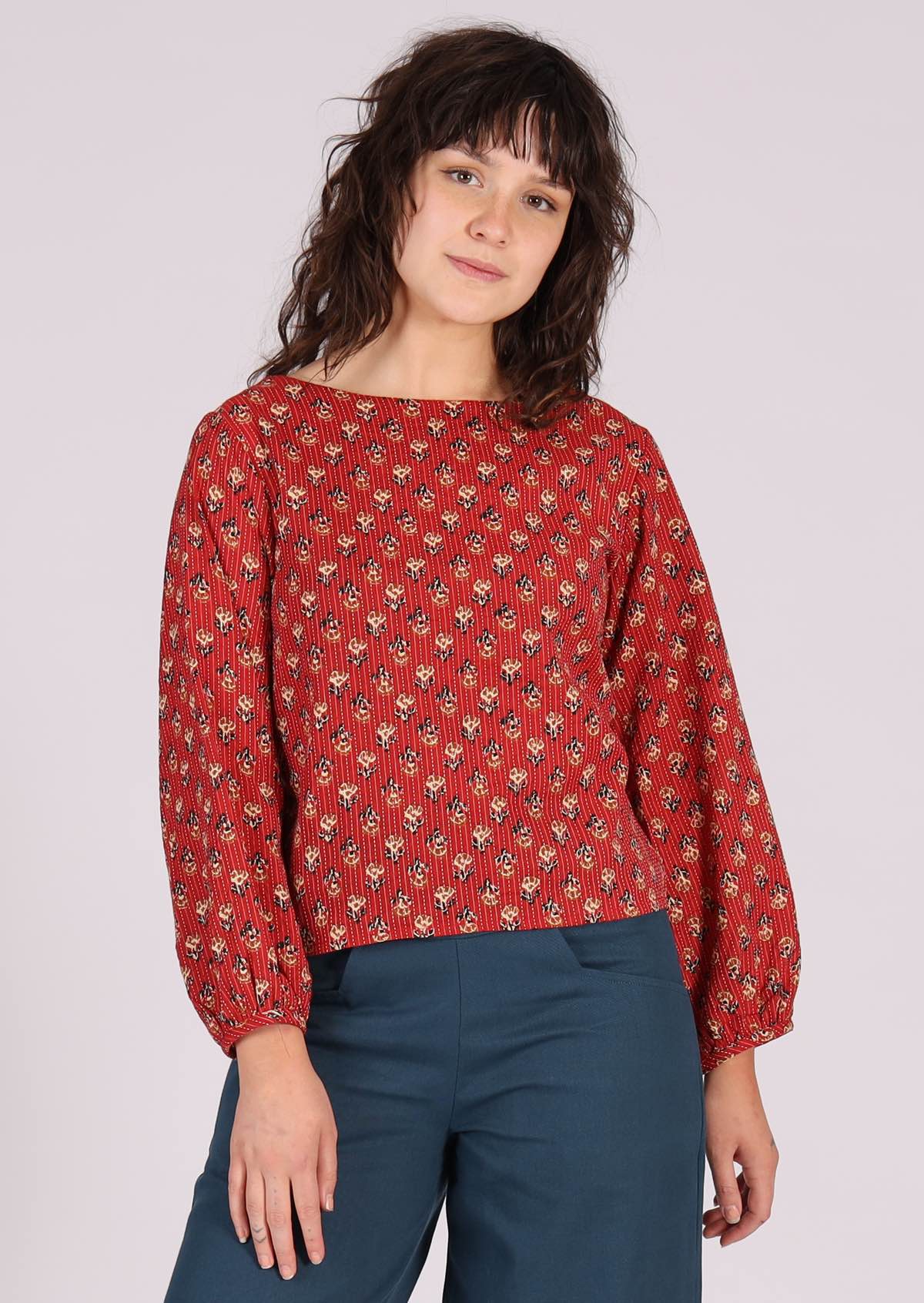 Boat neckline and bishop sleeved cotton top in red