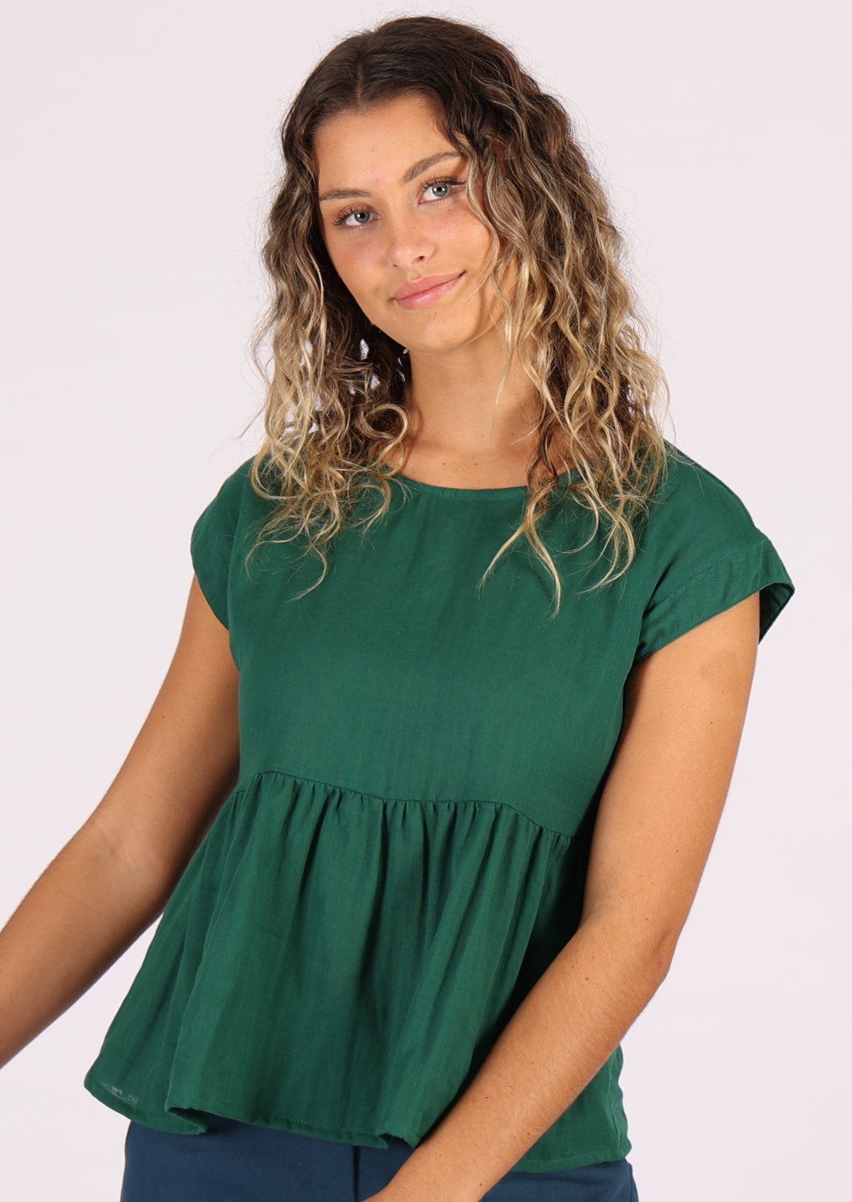 Cotton gauze top in deep green with ruffle and cap sleeves