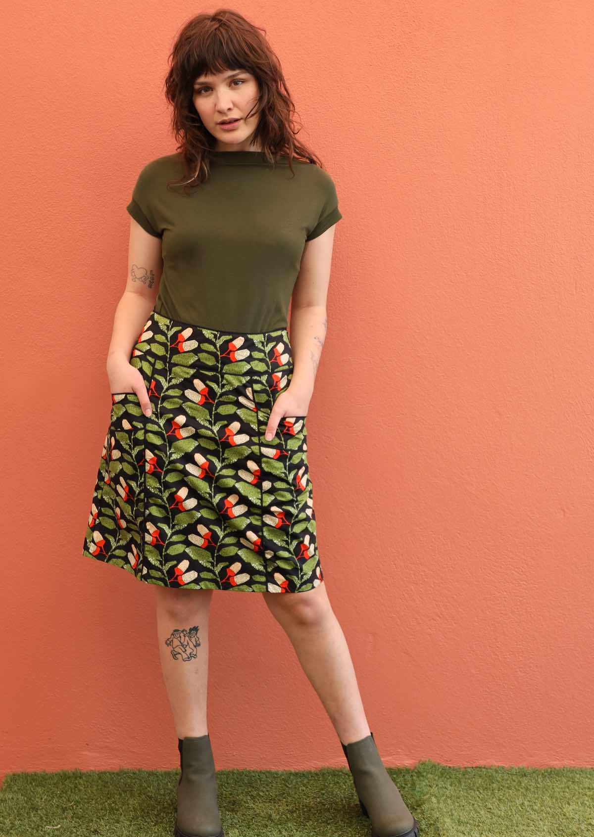 Model wears cotton knee length skirt with pockets
