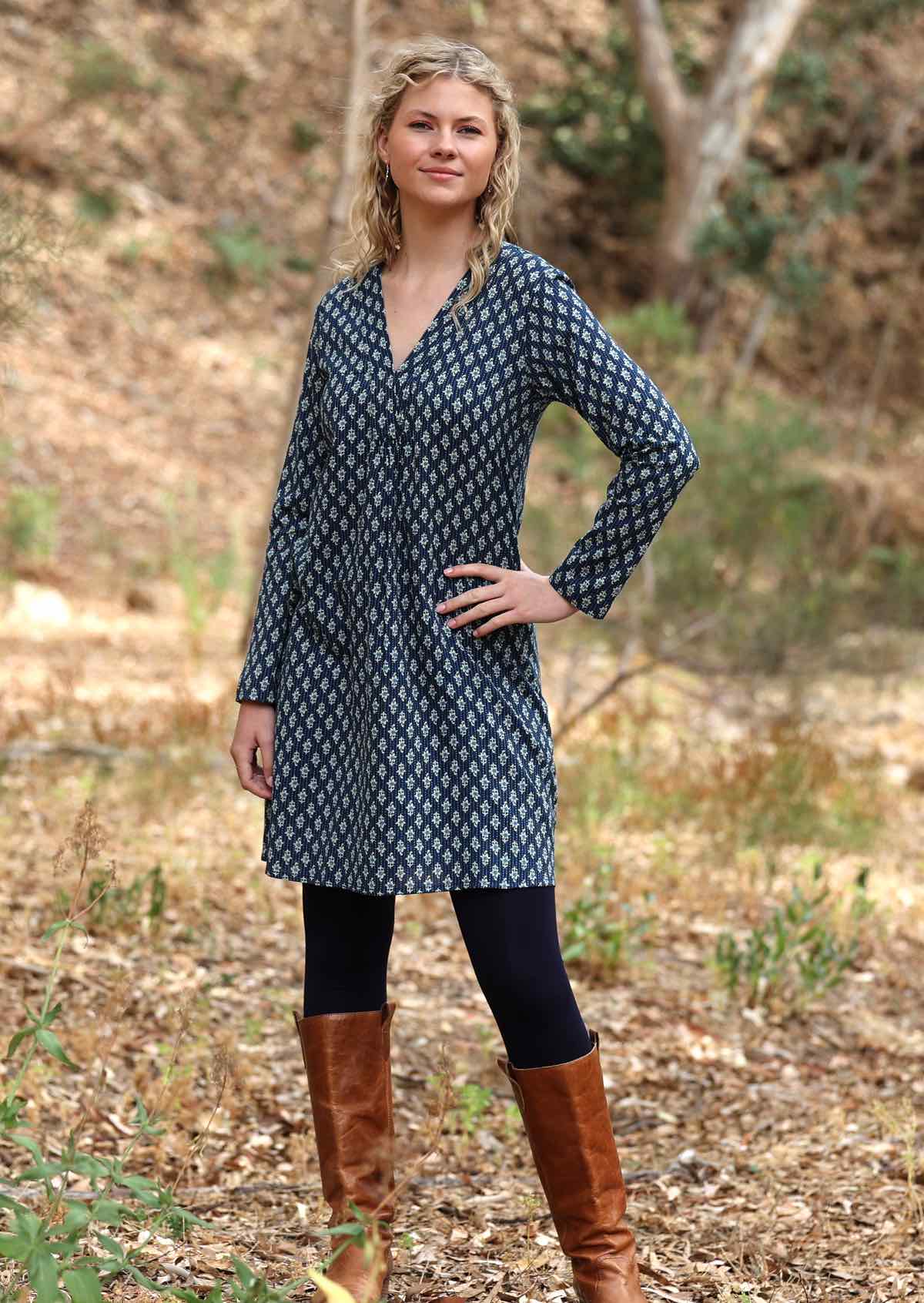 Lightweight cotton tunic with long sleeves and V-neckline