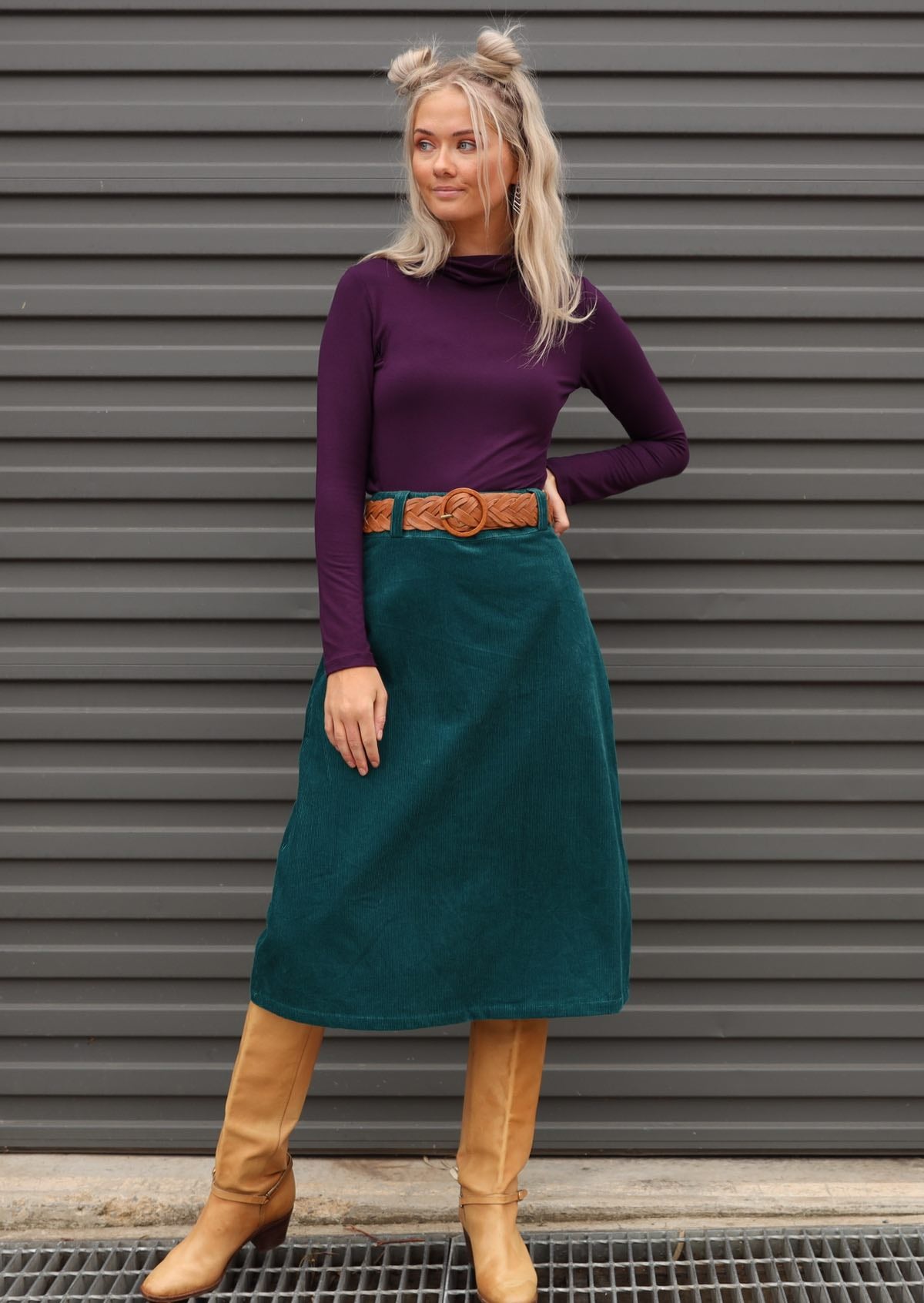 Corduroy skirt with belt loops, side zip and back pockets