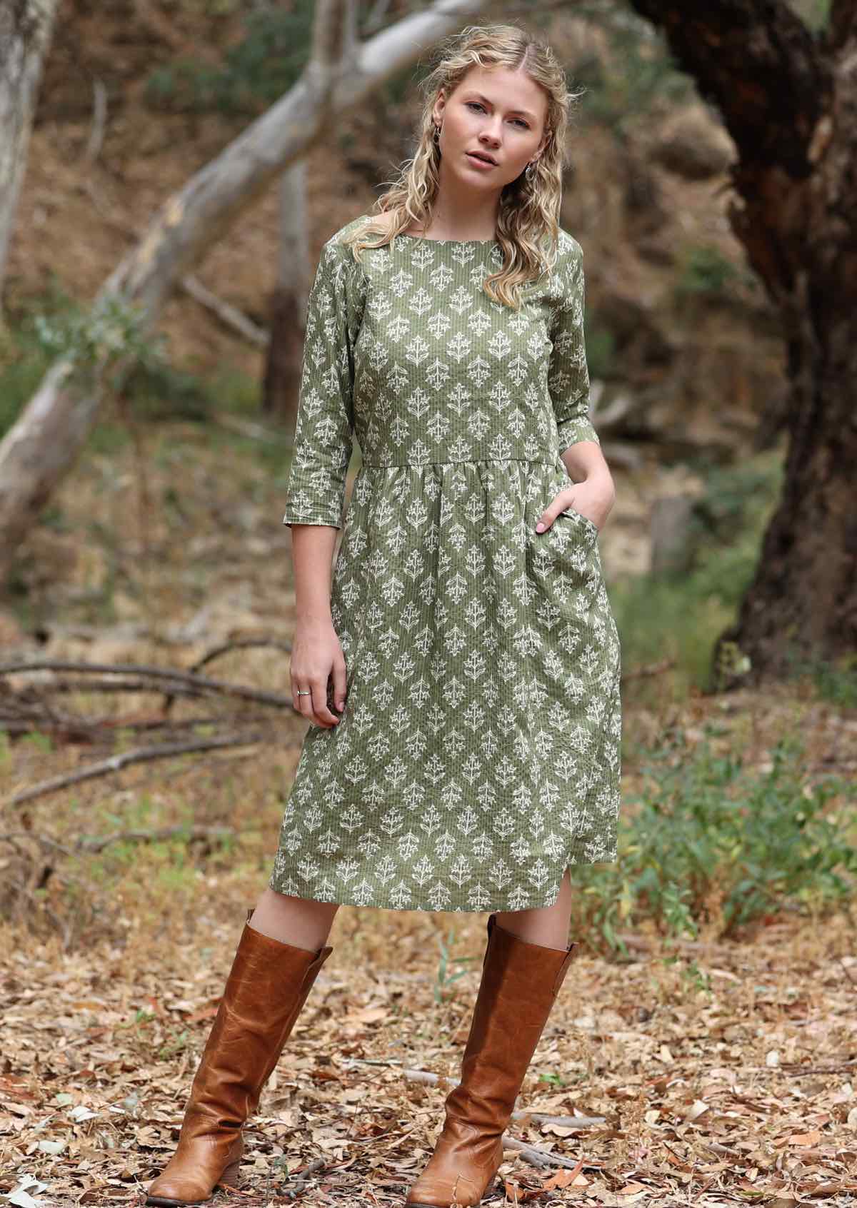 Lined cotton dress with 3/4 sleeves and high round neckline