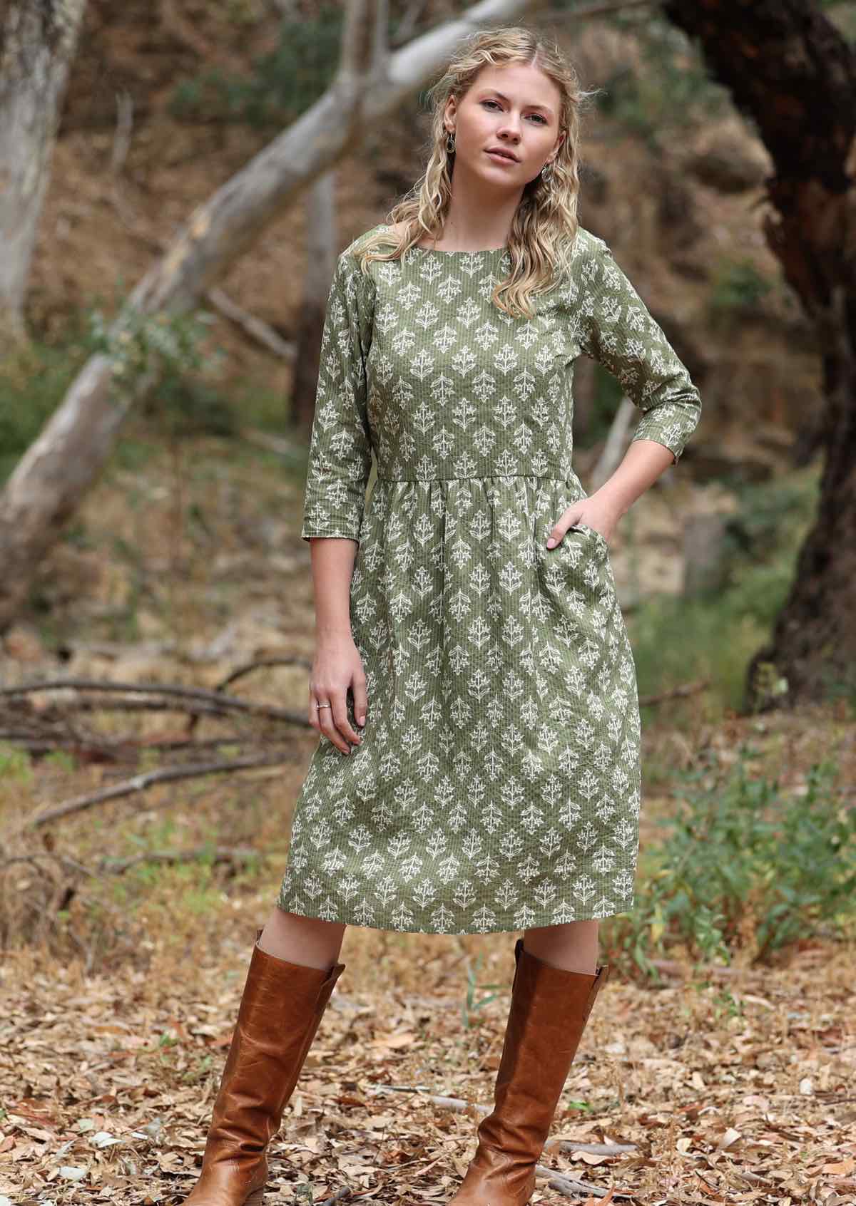 Cotton dress with lining has 3/4 sleeves and pockets
