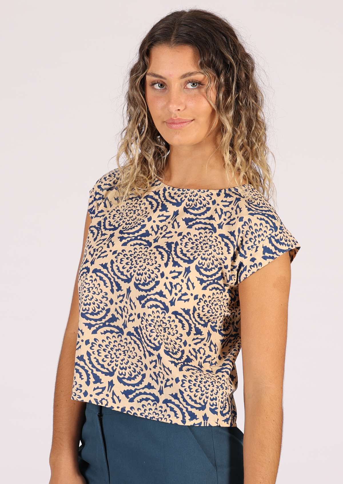 High round neck and cap sleeve cotton top