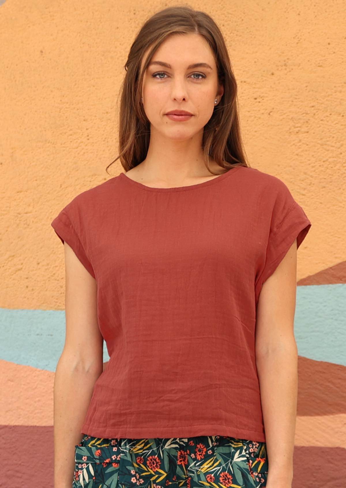 Simple cotton top with round neckline and cap sleeves