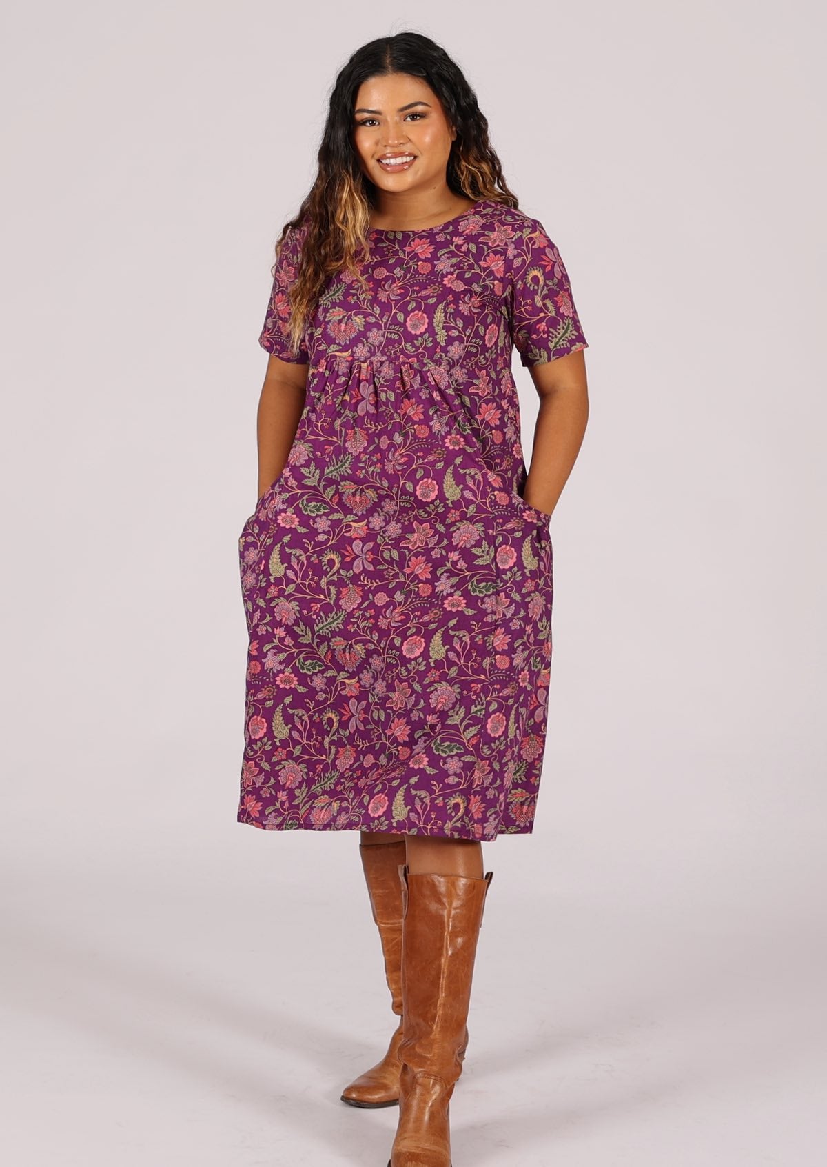 Lightweight cotton dress with short sleeves, lining and pockets