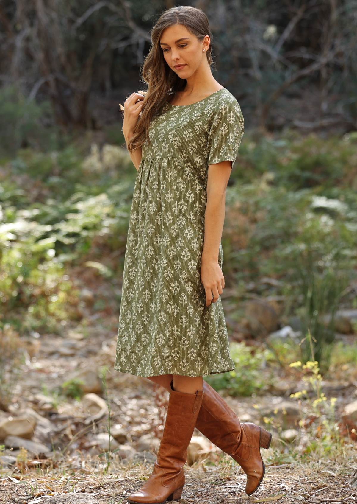 Cotton dress with short sleeves and pockets is fully lined