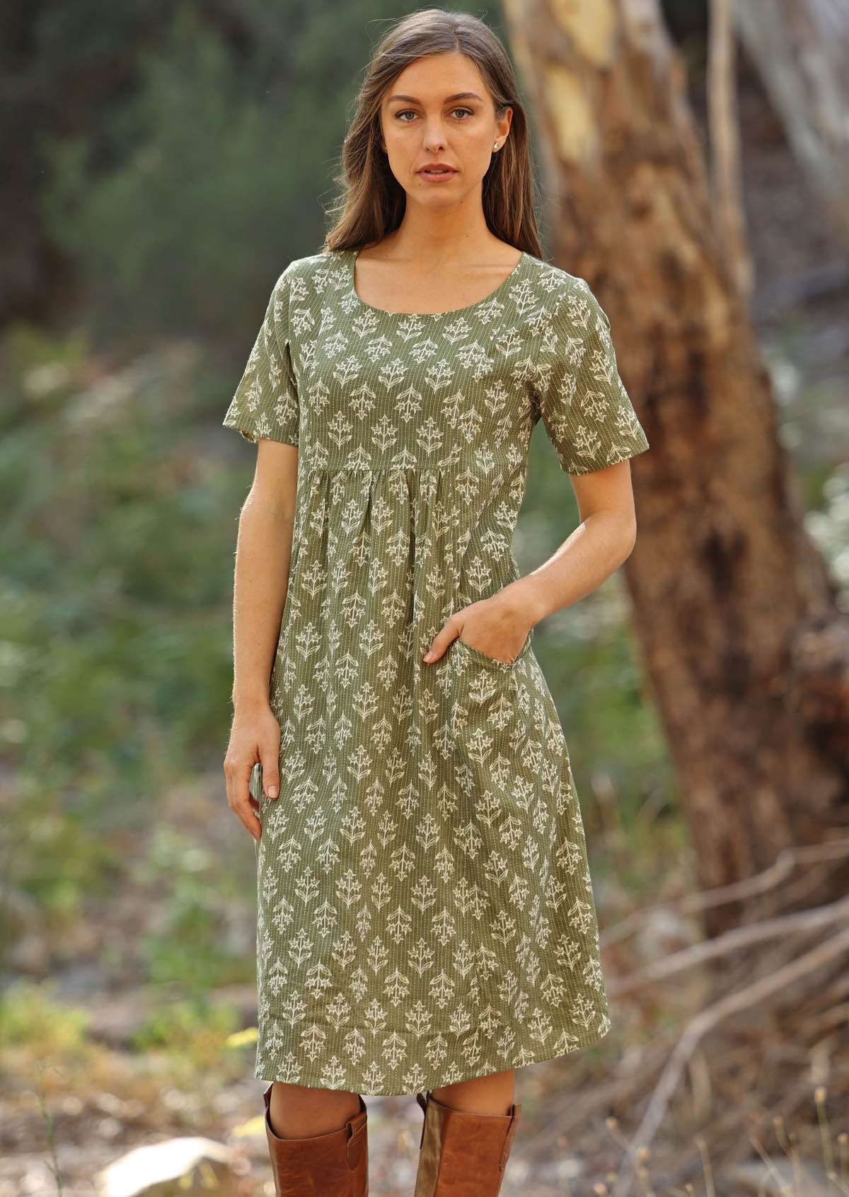 Lightweight cotton dress with T-shirt sleeves and pockets