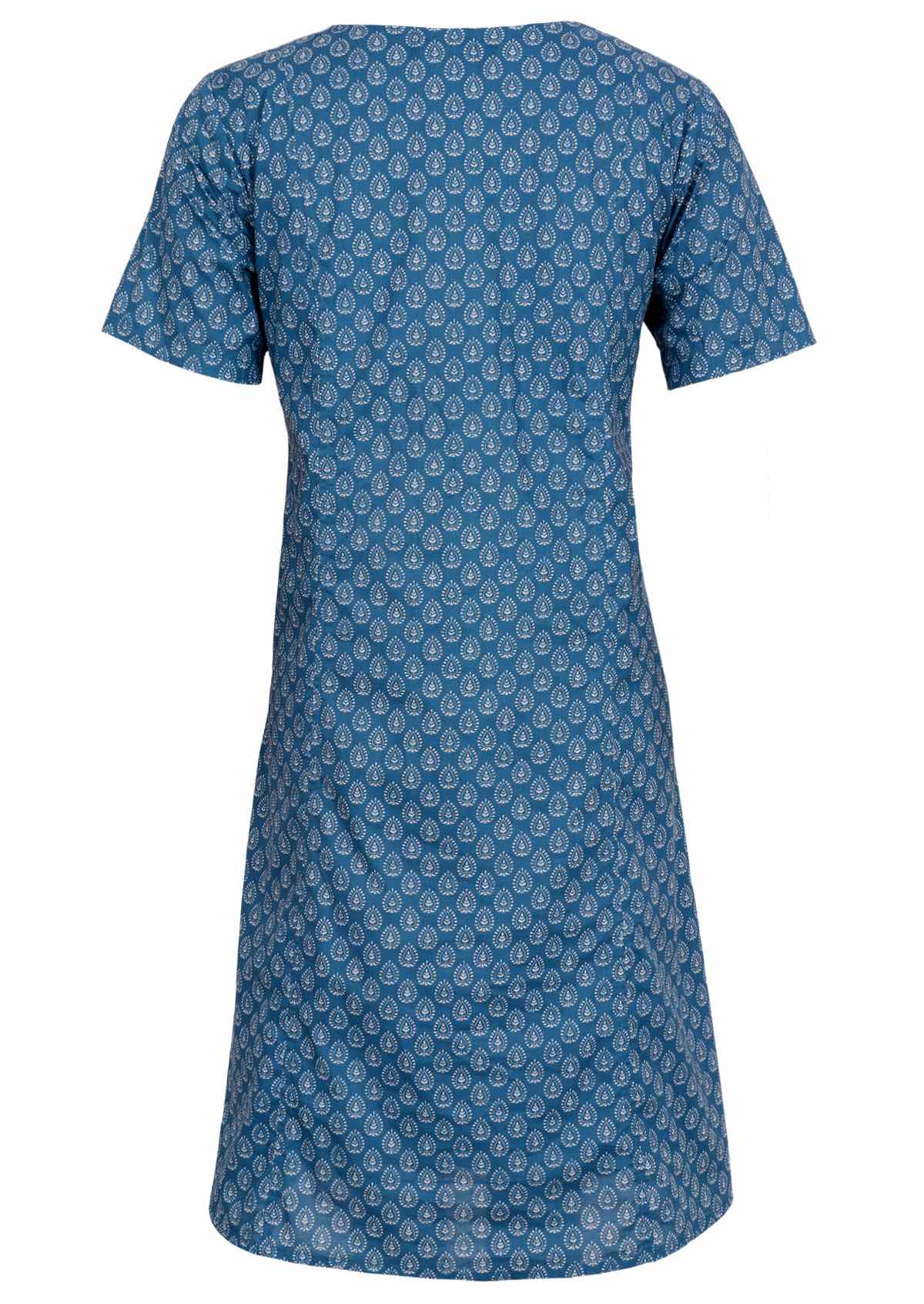 Integrated pockets with pin tucks give this 100% cotton dress a stylish silhouette. 