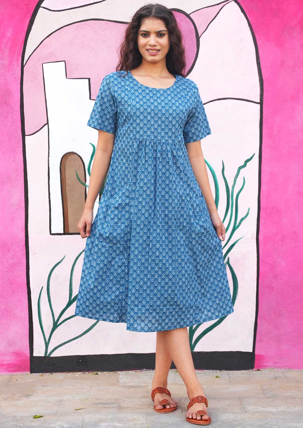 Relaxed fit cotton dress with white print on blue base