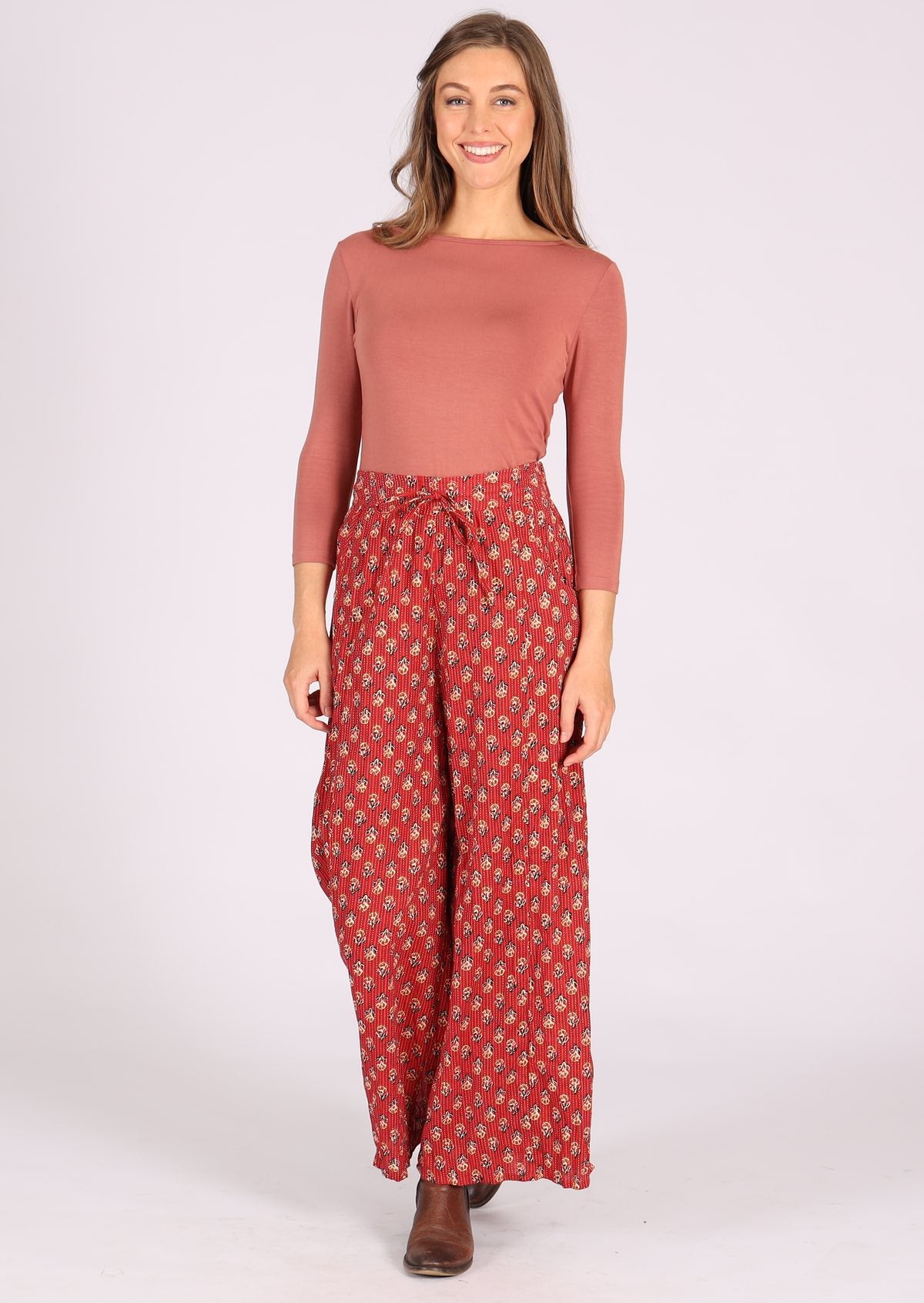 Lightweight cotton pants with sweet flower print on burnt red base