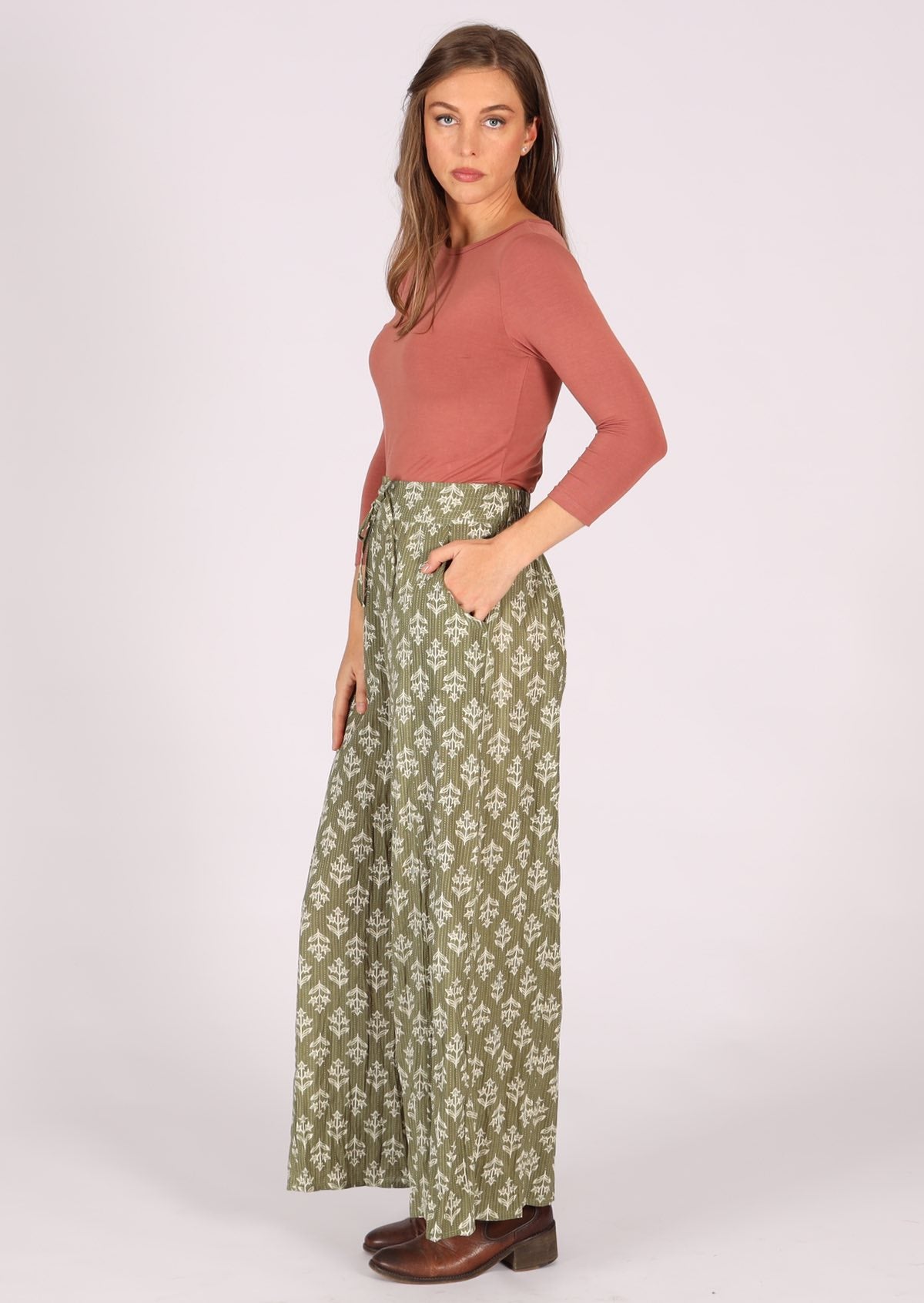 Lightweight cotton pants with floral print on green base