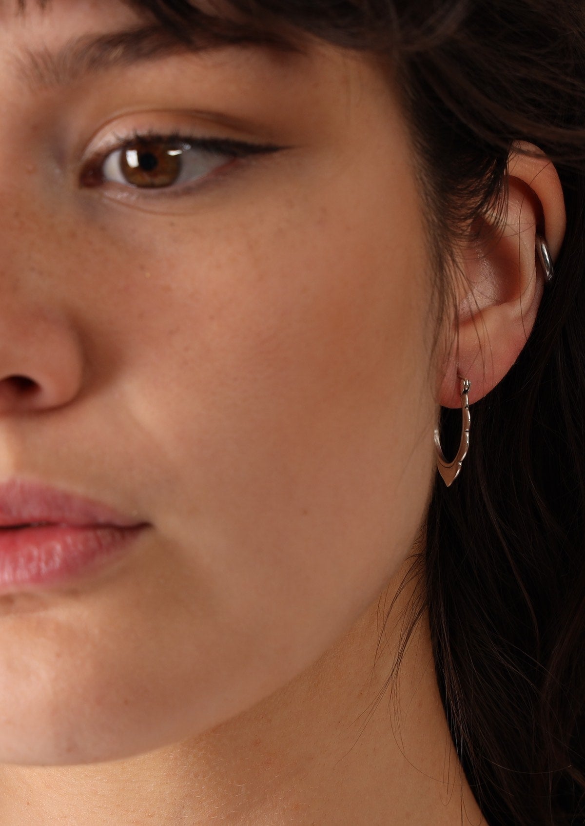 Perfect for everyday wear, hoops with petal design on outer edge
