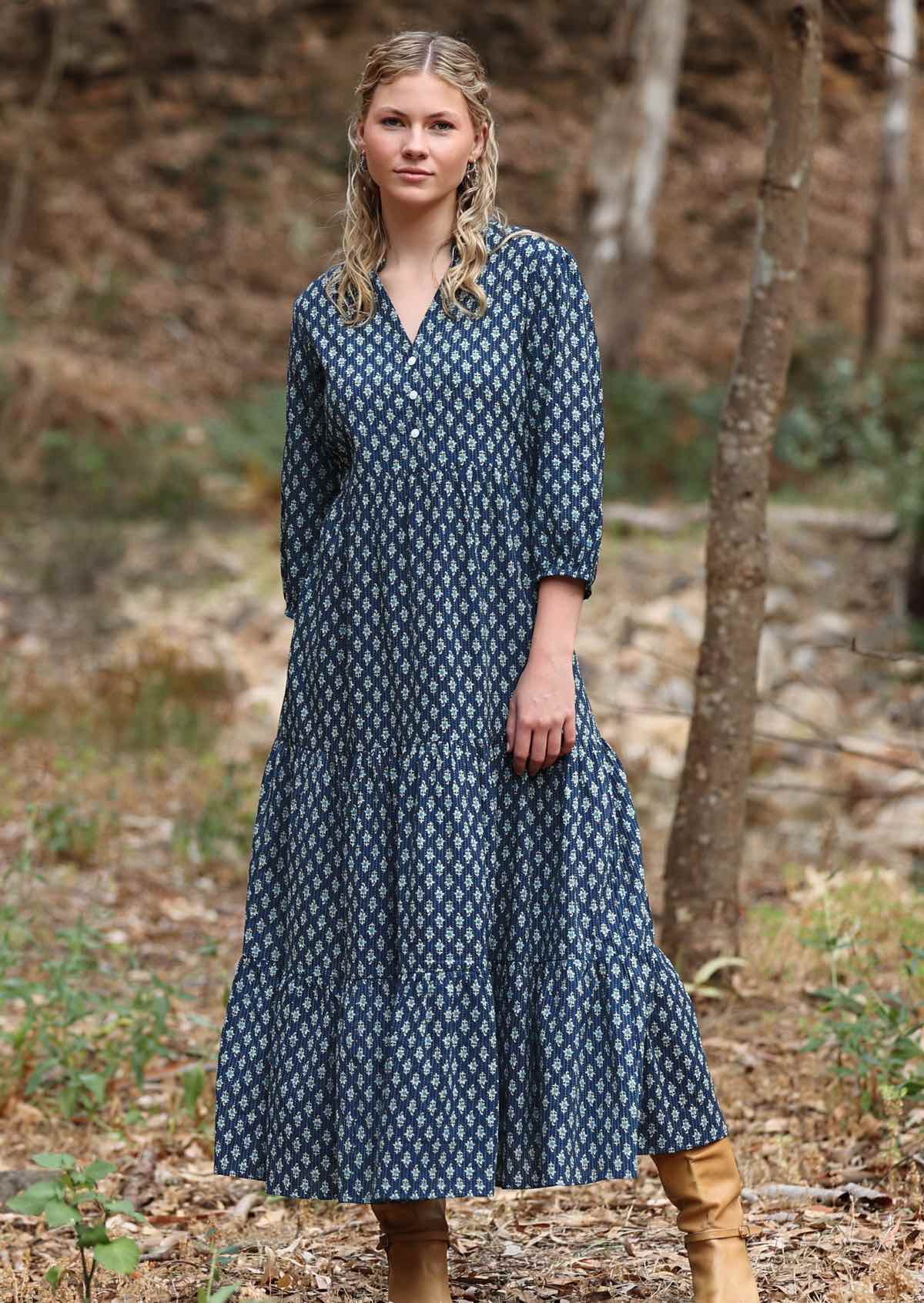Maxi dress with 3/4 sleeves, buttoned bodice and pockets