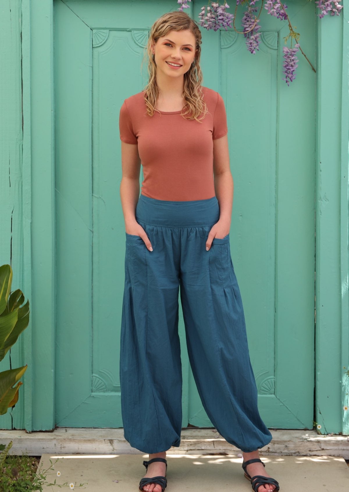 Model wears pants with elasticated waist and ankles. 