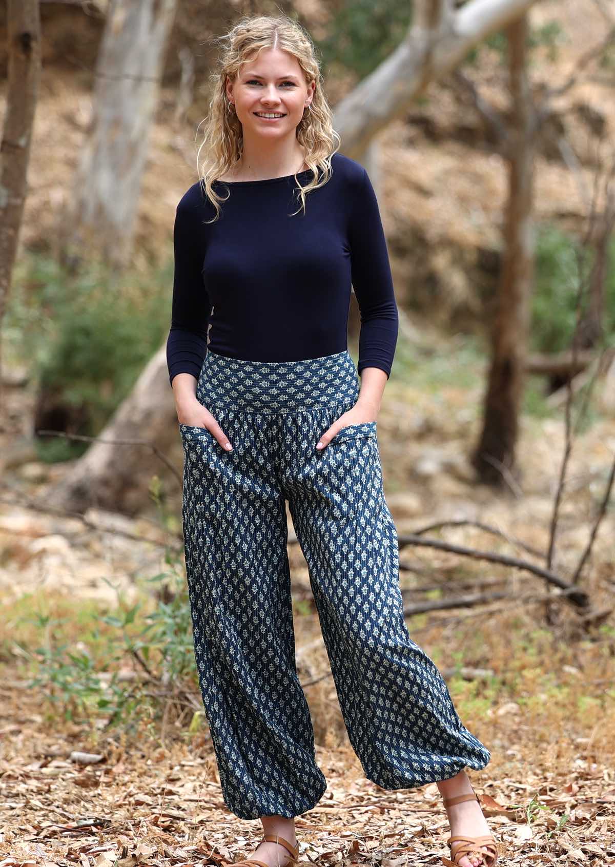 Lightweight cotton pants with elastic ankles and pockets