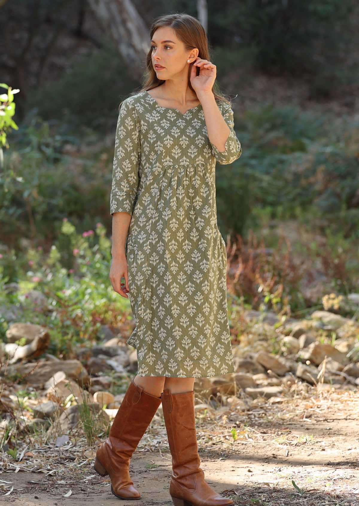 Cotton dress with round neckline with cutout in the centre and 3/4 sleeves