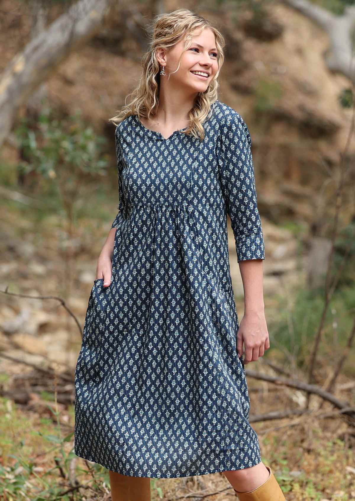 Cotton dress with 3/4 sleeves, lining, pockets and cutout in the neckline