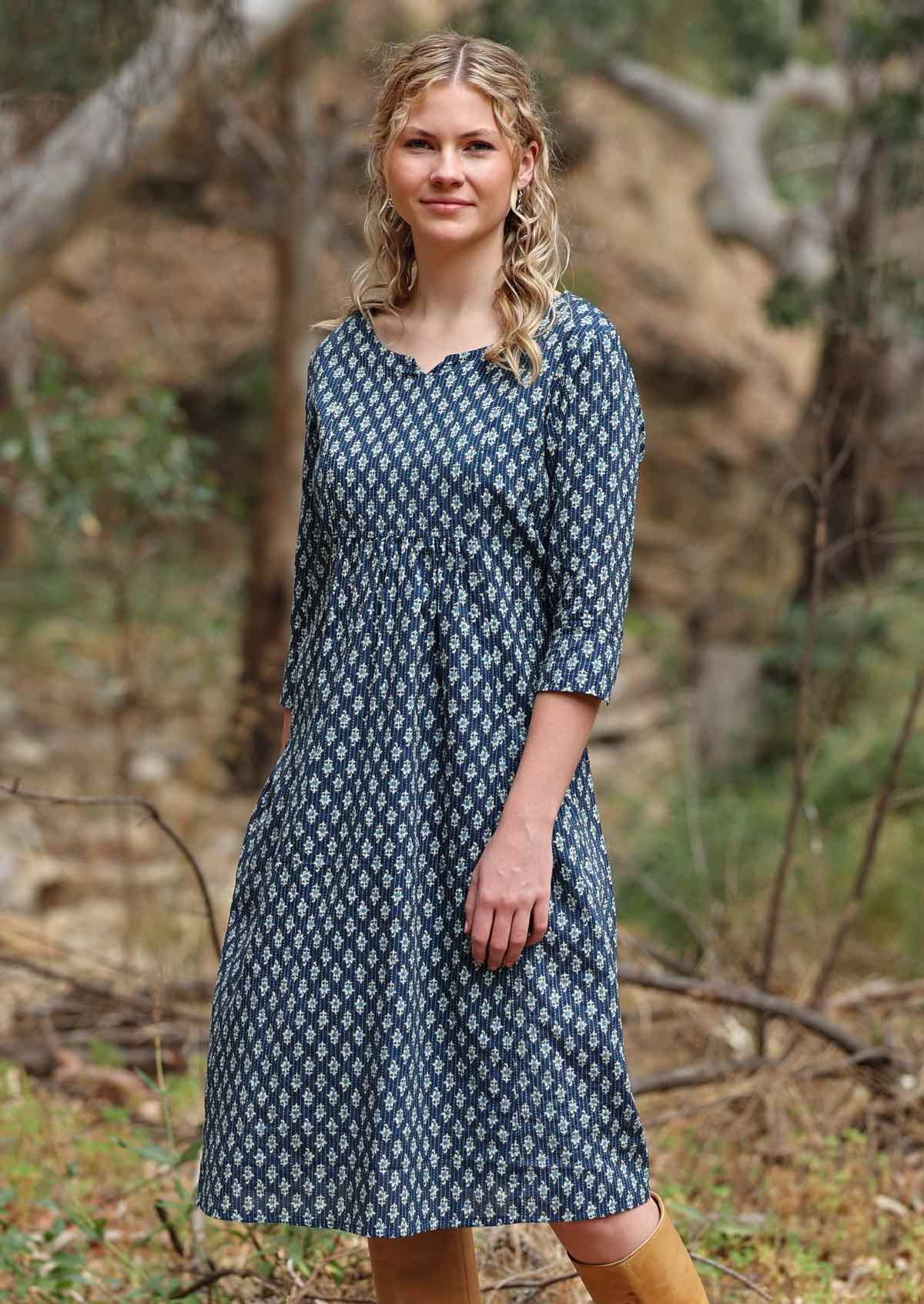 Round neckline with cutout, 3/4 sleeves, pockets