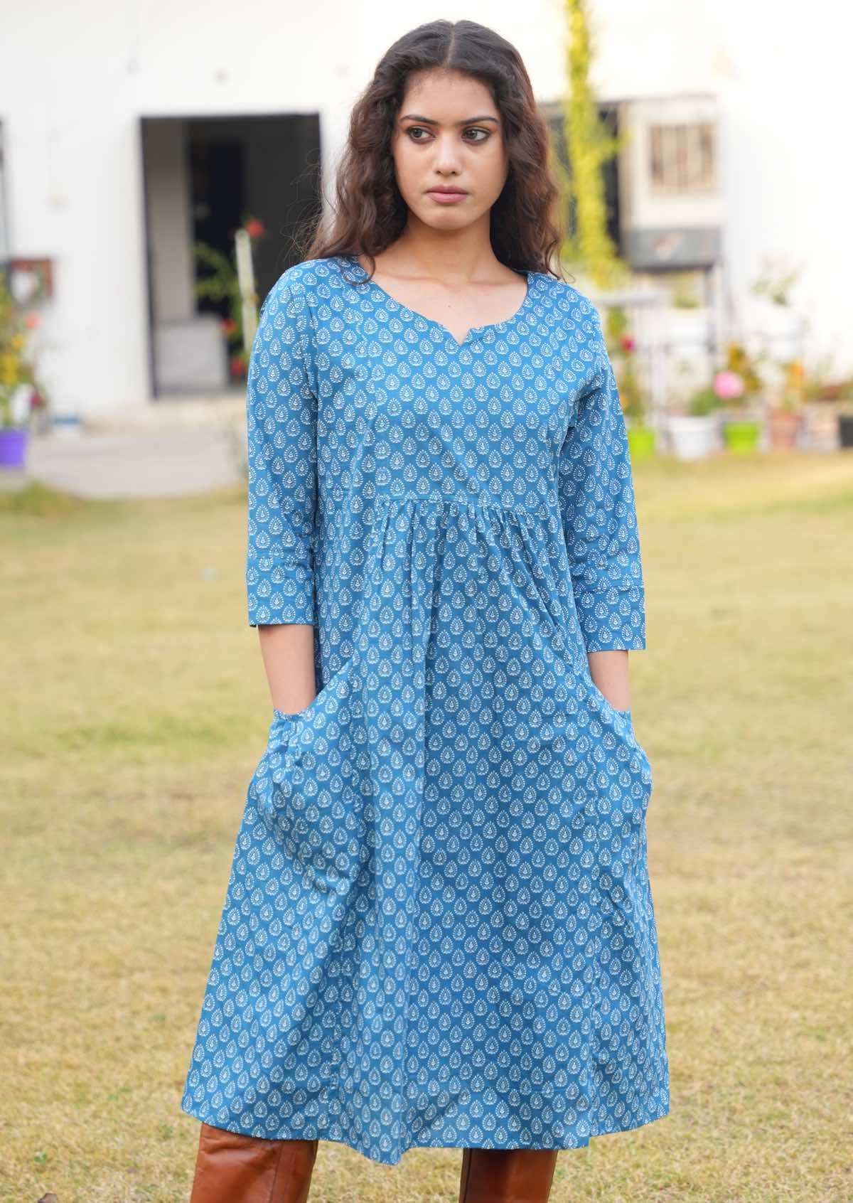 Cotton blue dress with 3/4 sleeves and pockets