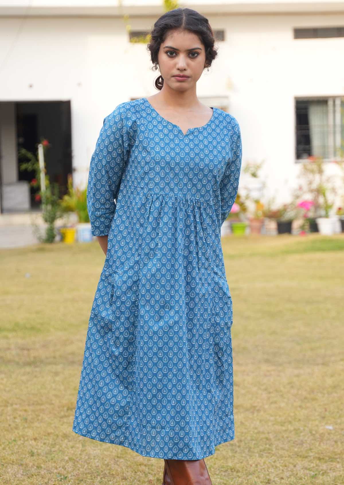 Cotton dress with round neckline with keyhole cutout