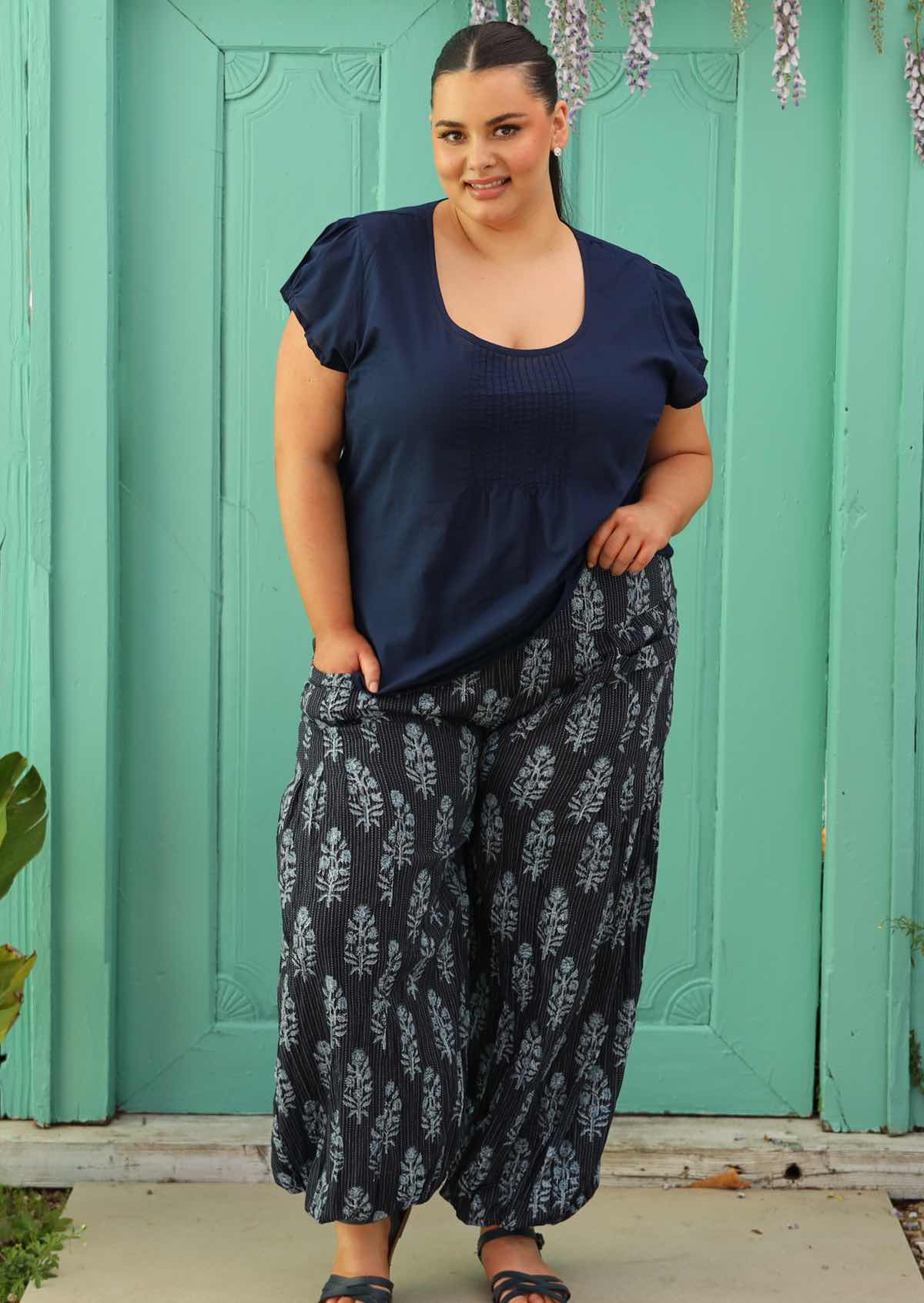 size 18 model wearing navy blue cotton top