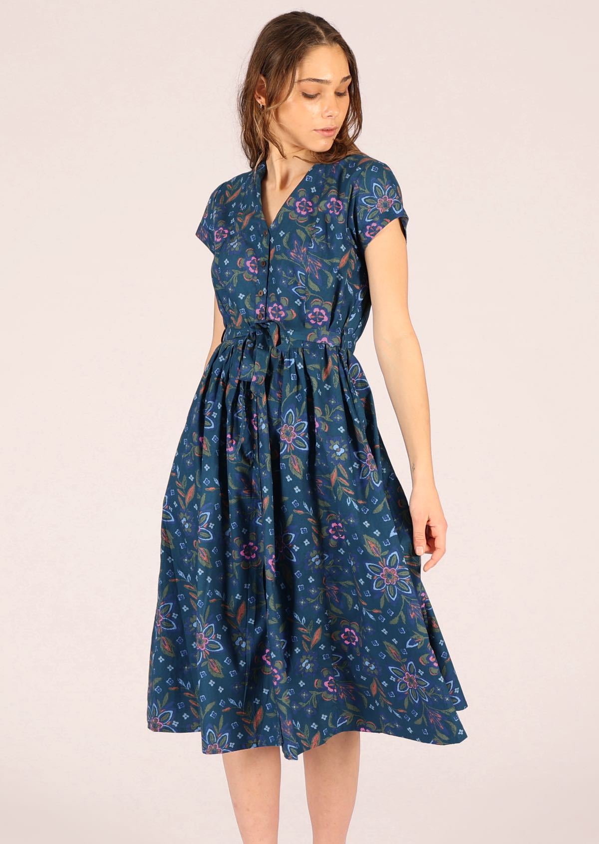 Retro style cotton dress has a mandarin collar which is tucked in to form a V-neck. 