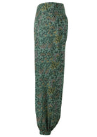 Side view cotton pant with pockets and shirring at the back.